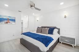 1200 Feet to the beach Beautiful and Newly Renovated Home! Sleeps 6