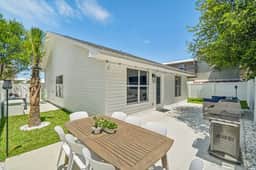 1200 Feet to the beach Beautiful and Newly Renovated Home! Sleeps 6