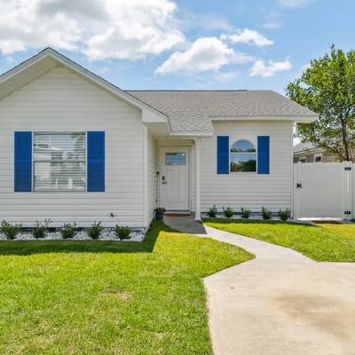 1200 Feet to the beach Beautiful and Newly Renovated Home! Sleeps 6
