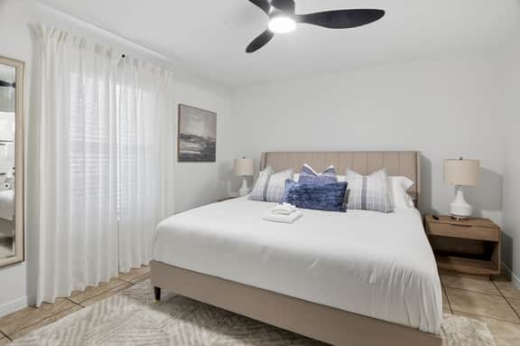 Steps to Pool & Beach, Ground-Floor Gulf Place Getaway & 7th Night Free!