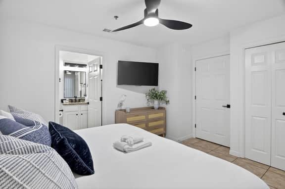Steps to Pool & Beach, Ground-Floor Gulf Place Getaway & 7th Night Free!