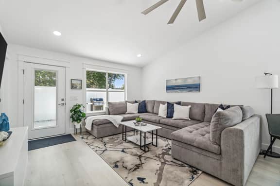 1200 Feet to the beach Beautiful and Newly Renovated Home! Sleeps 6