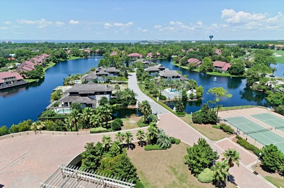 Baytowne Wharf/Sandestin resort - steps to shopping, restaurants, events & fun!